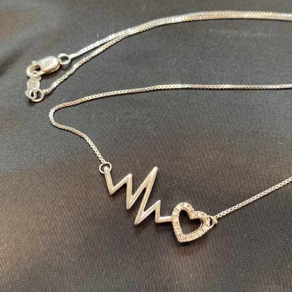 💝Diamond Heartbeat & Heart Outline Necklace - Picture 3 of 10